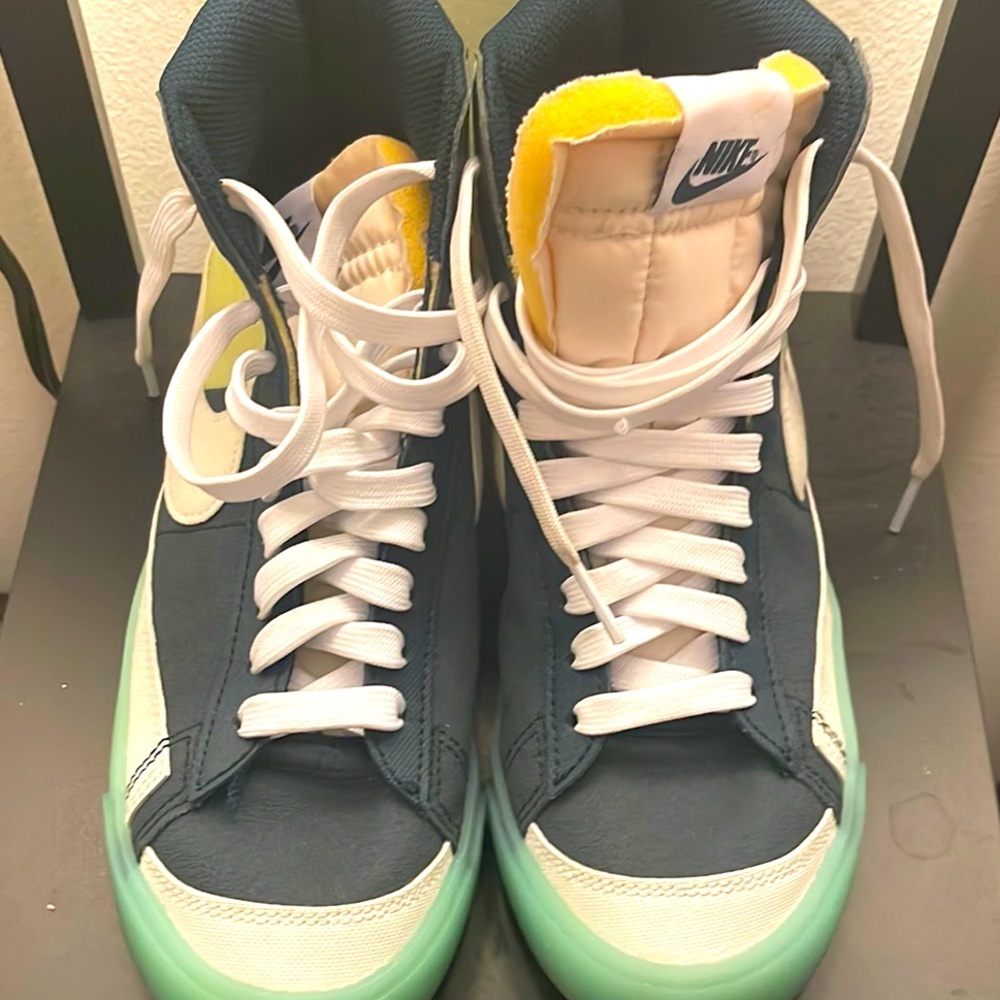 Nike mid top dunks